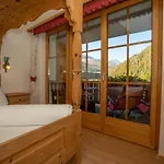 Crusch Alba Sta Maria Hotel 3*